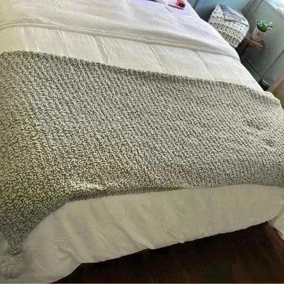 Throw Oversize knit w Pom Pom’s grey from Peace love world 52x84 - - Picture 4 of 6
